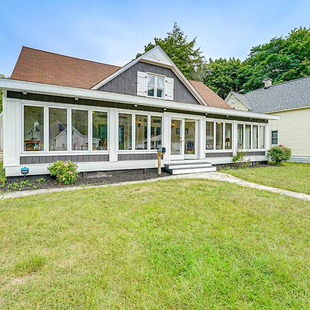 Spacious Vintage Gem With Sunroom In Manistee! المظهر الخارجي الصورة