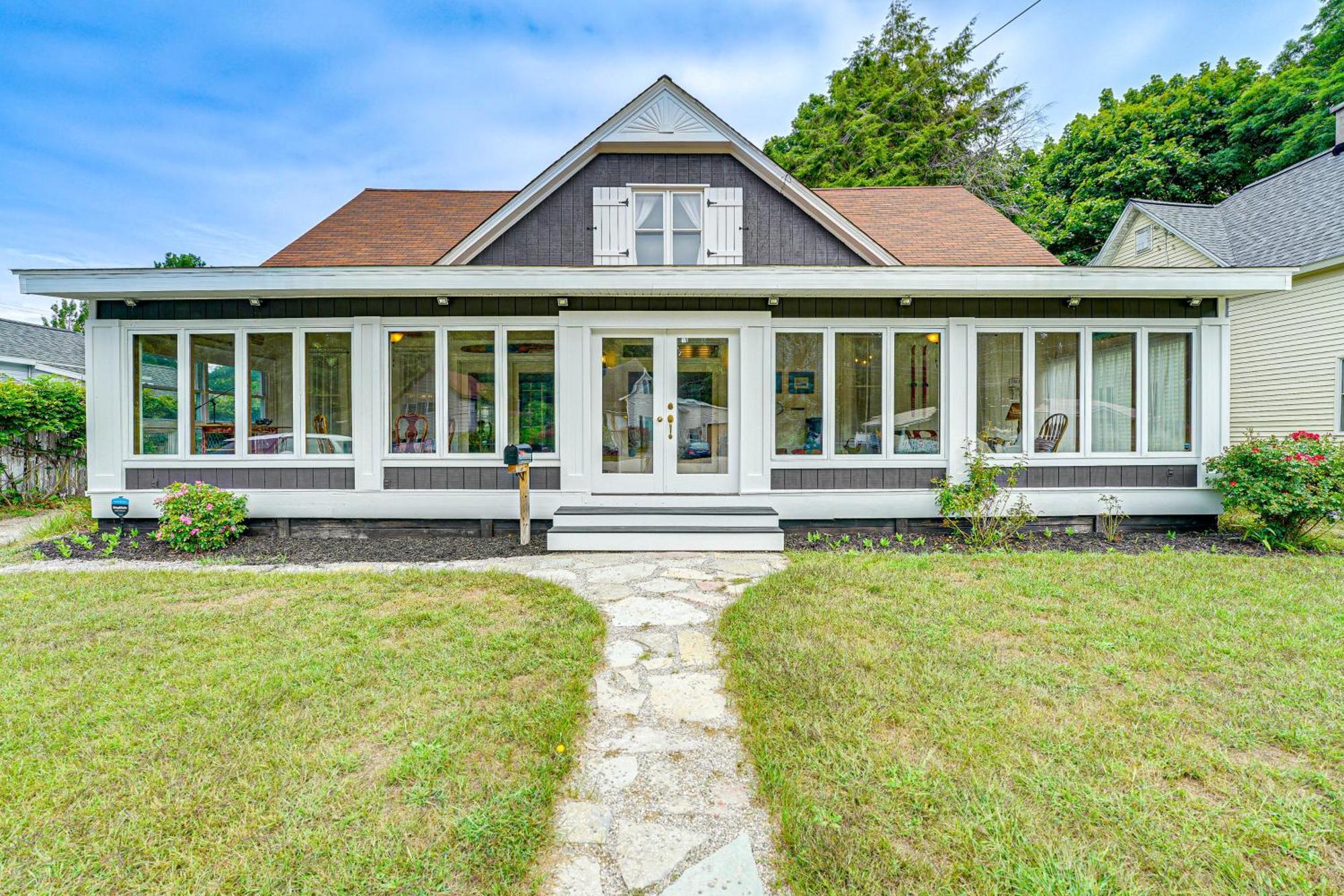 Spacious Vintage Gem With Sunroom In Manistee! المظهر الخارجي الصورة